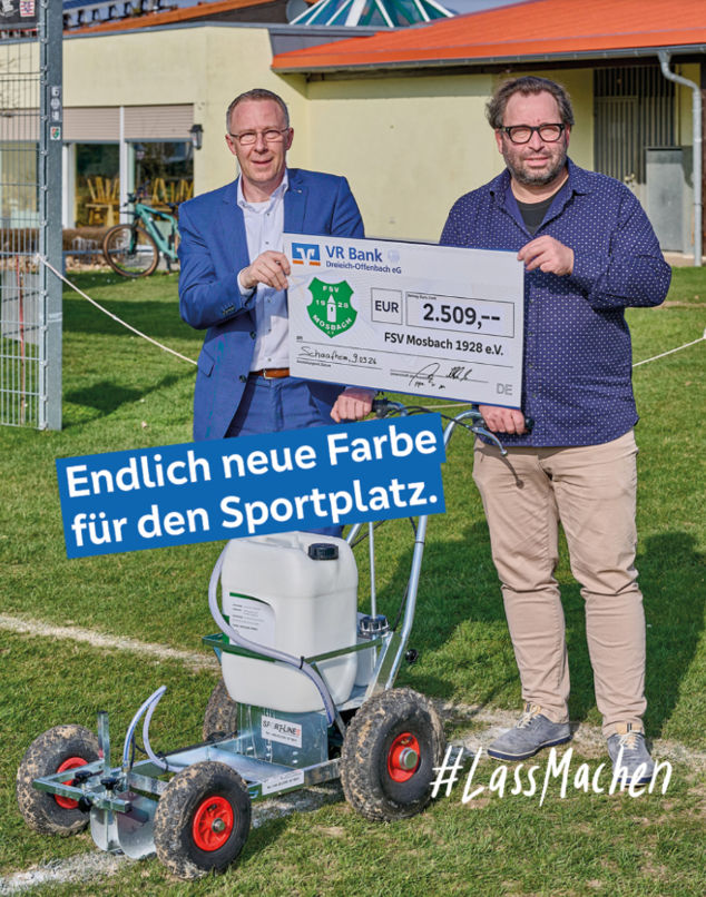 Regionaldirektor H. Perty bei der Scheckübergabe an F. Kurz