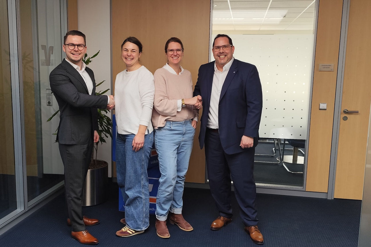 4 Personen beim Zusammenschluss der Unternehmenspartnerschaf Volksbank Butzbach eG und dasgute.haus eG