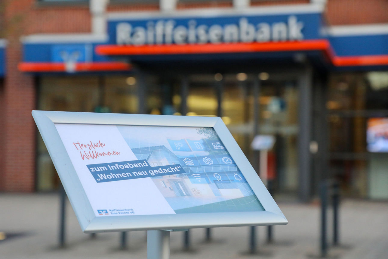 Ein Infoschild vor einer Raiffeisenbank-Filiale