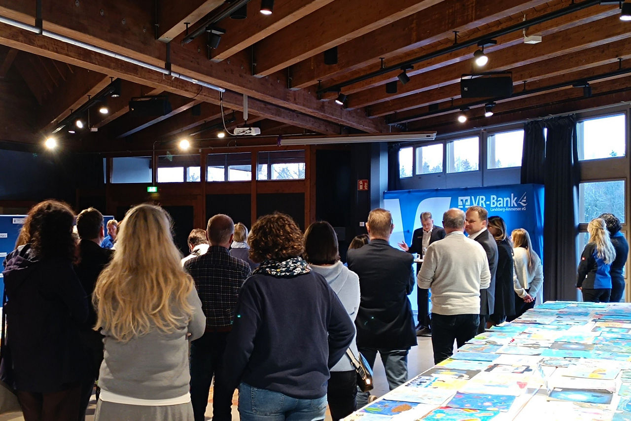 Die Landkreisjury beim 56. internationalen Jugendmalwettbewerb