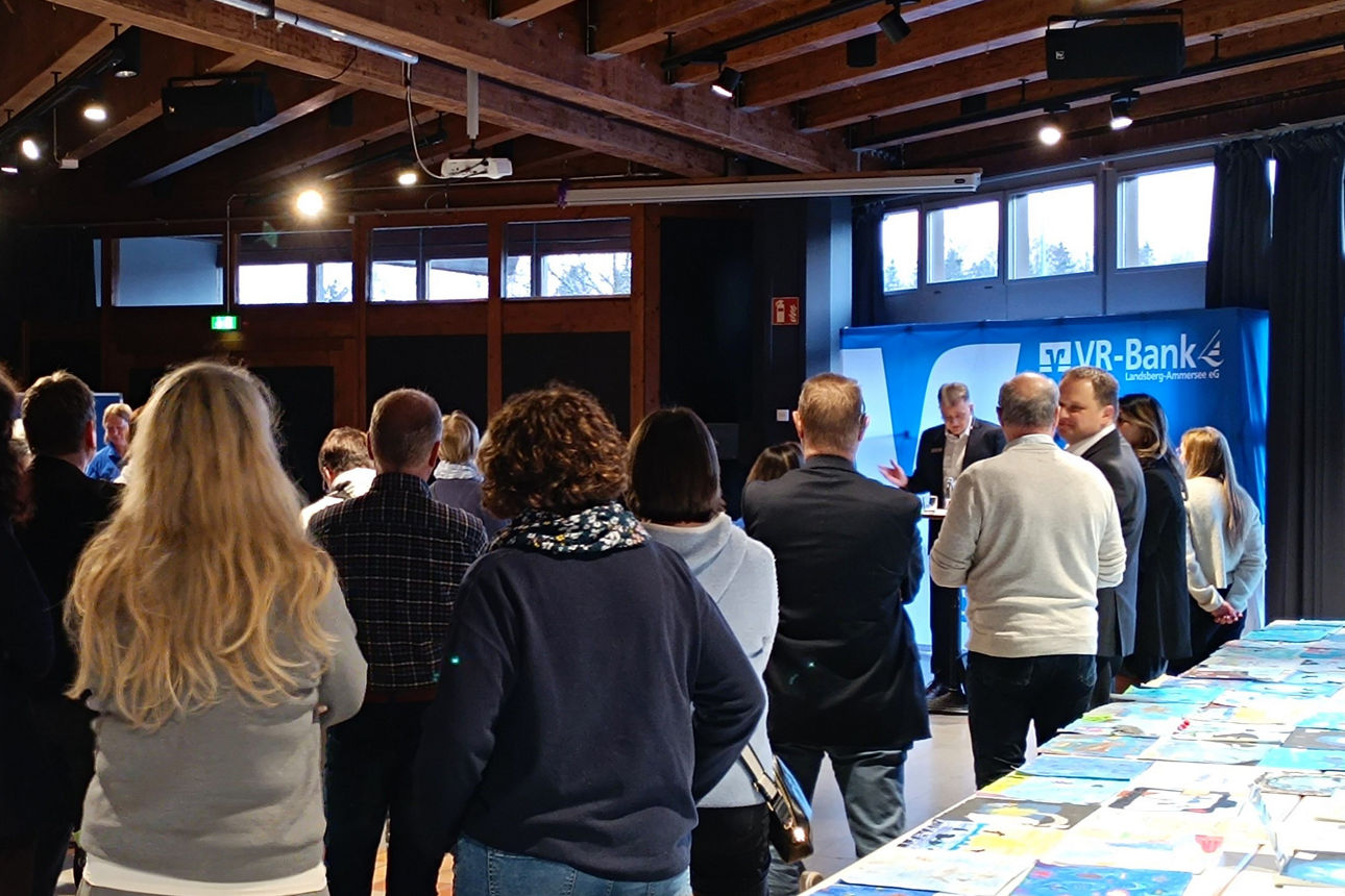 Die Landkreisjury beim 56. internationalen Jugendmalwettbewerb