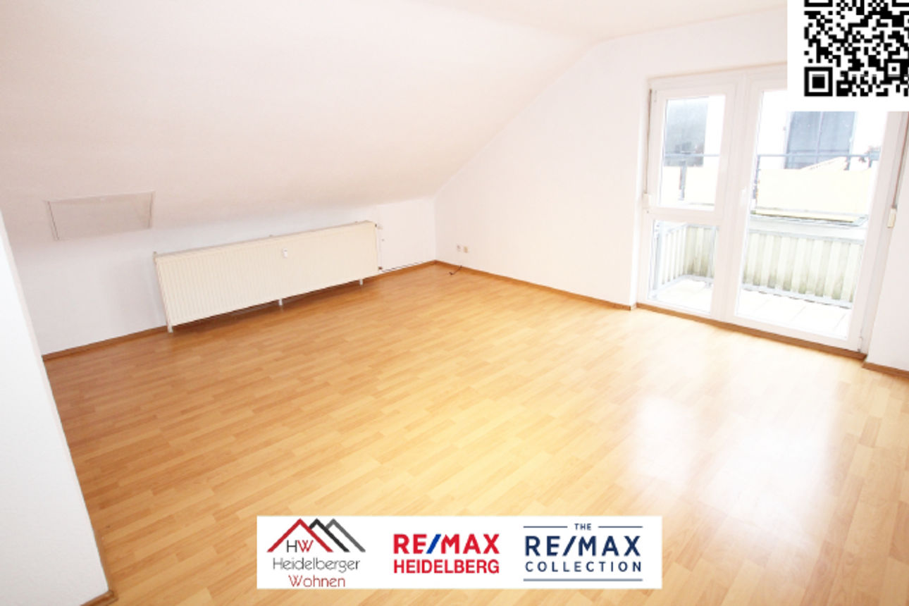 leeres Zimmer mit bodentiefem Balkonfenster