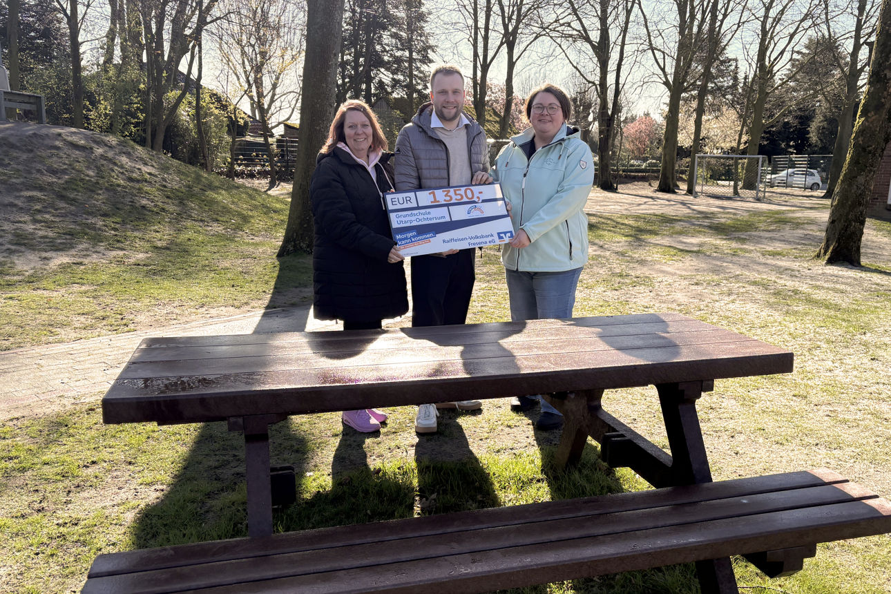 Malte Gloger übergibt einen symbolischen Scheck (1350 Euro) an die Grundschule Utarp-Ochtersum