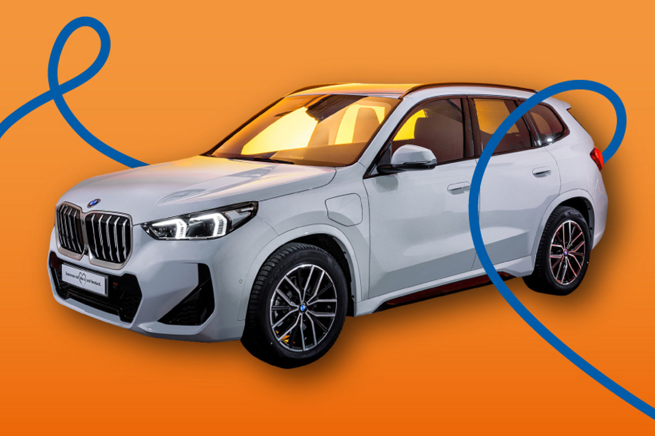 Ein großes weißes Auto auf einem orangen Hintergrund