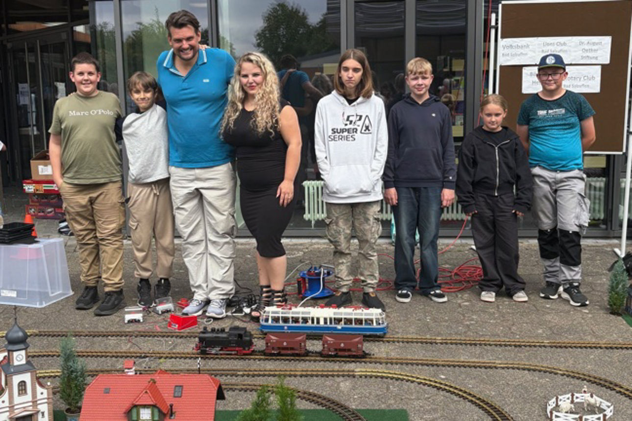 Das Team der Gesamtschule Aspe sammelt für die Erweiterung der Modelleisenbahn