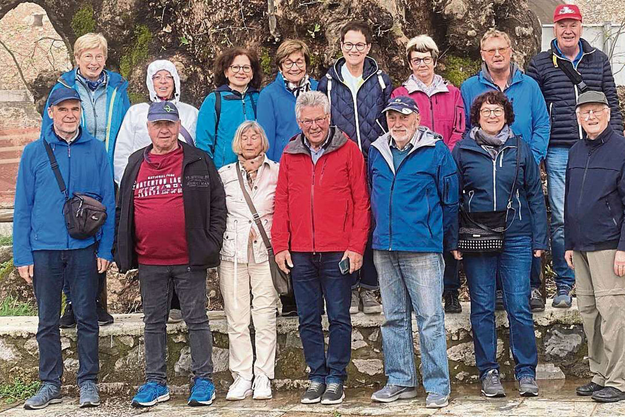 Die Reisegruppe lächelt freundlich in die Kamera