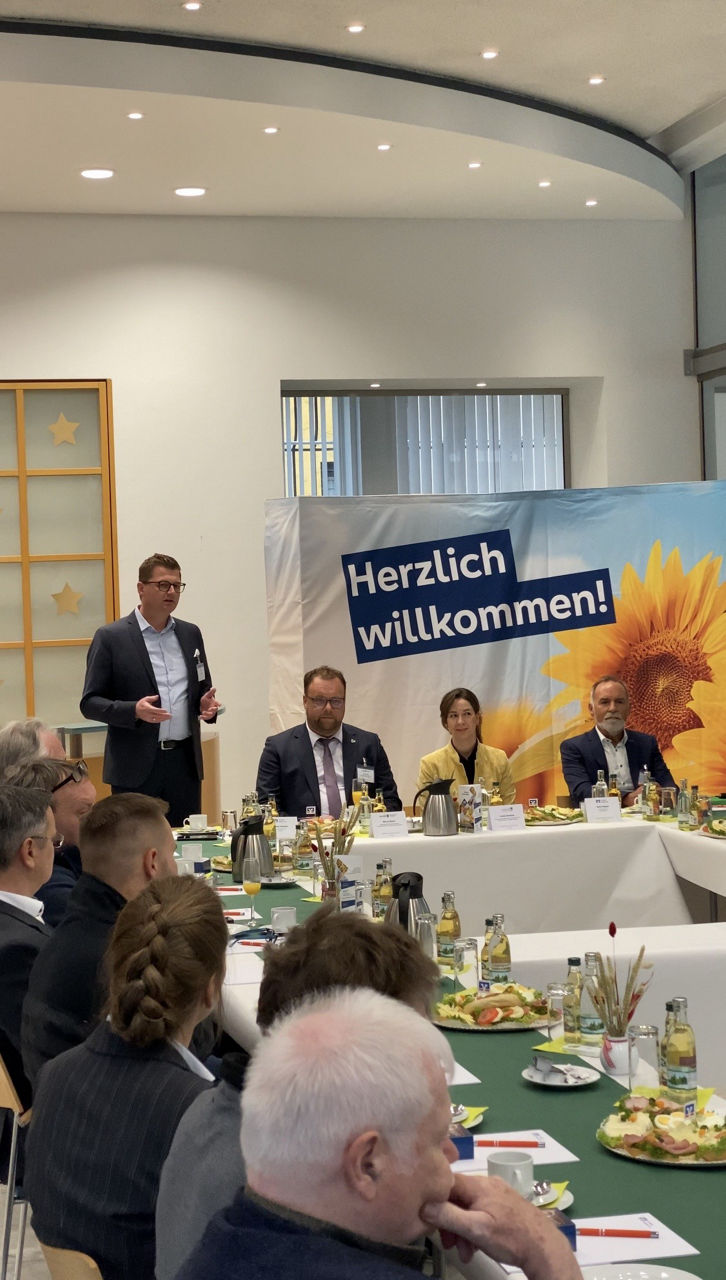 Michael Galander begrüßt die anwesenden Unternehmen der hiesigen Landwirtschaft