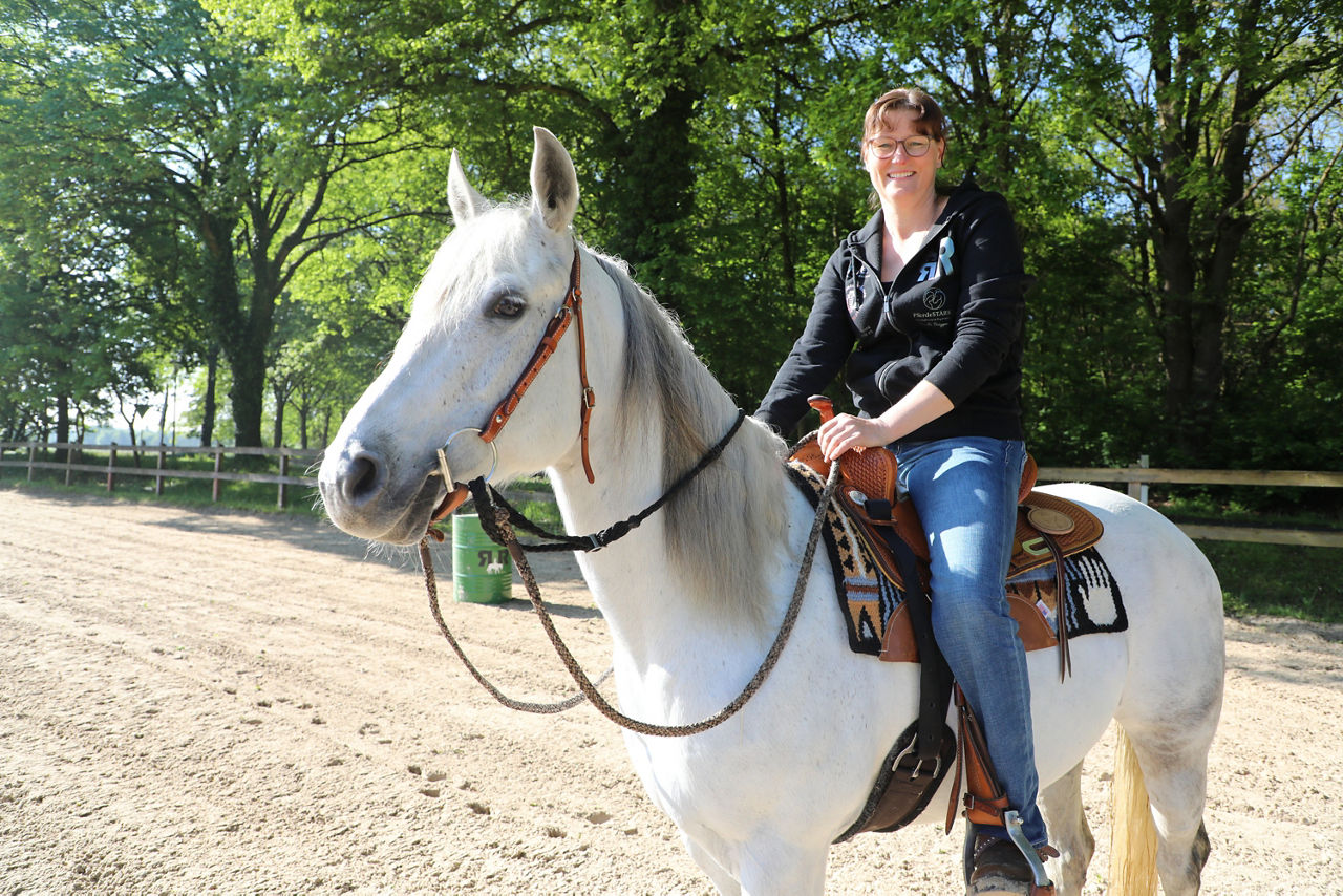 Fest im Sattel – Andrea Rose mit ihrer Stute RR Lucky Cute Girl.