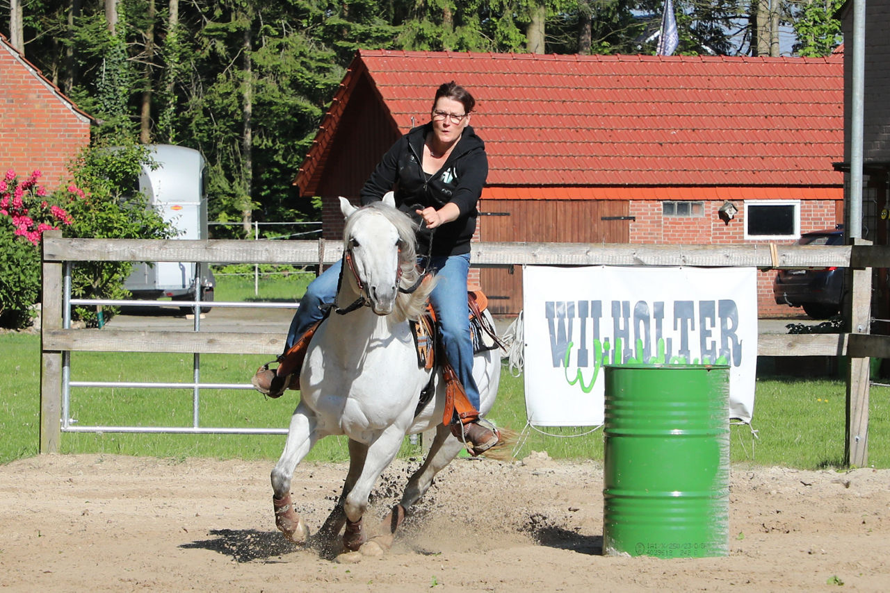 Schnell im Parcours – mit ihrem Quarter-Horse wetzt unsere Mitarbeiterin um die Tonnen in der Disziplin Barrel Race