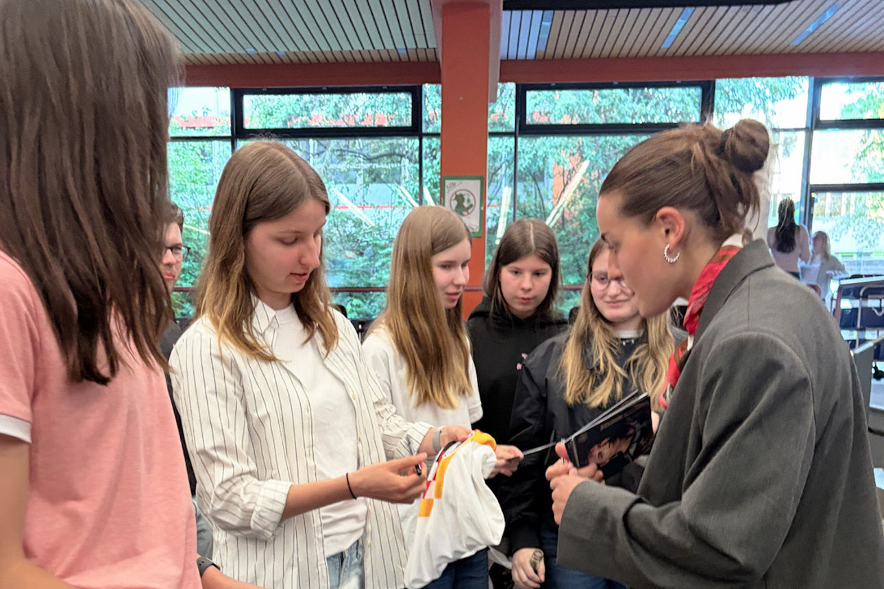 Fußballerin Carlotta Wamser gibt Autogramme