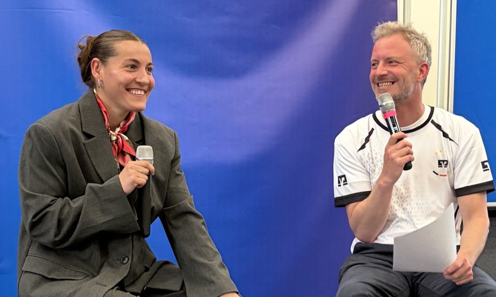 Frank Schröder von Radio Lippe interviewt Fußballerin Carlotta Wamser