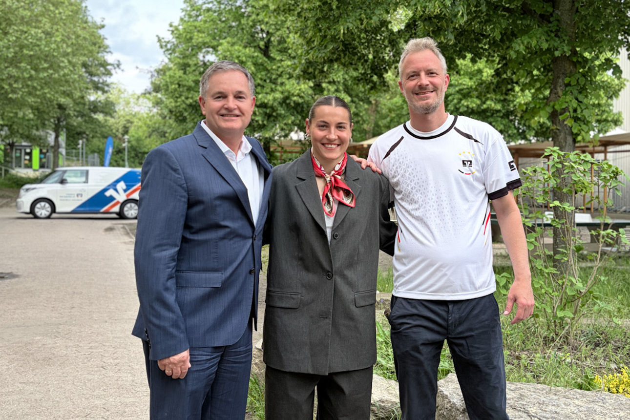 Vorstand Matthias Kruse (li.), Fußballerin Carlotta Wamser und Frank Schröder von Radio Lippe (re.)