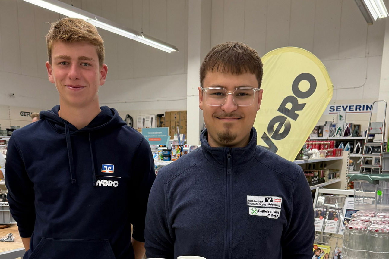 Zwei Auszubildende mit ihrem Wero-Stand auf der Hausmesse bei EGGER.