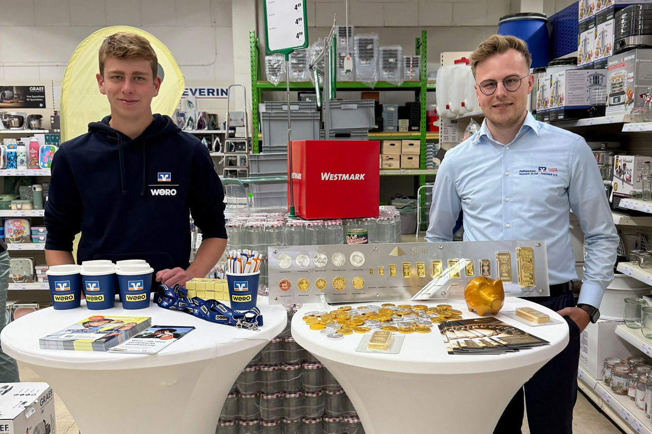 Die Raiffeisenbank Neumarkt-St. Veit - Reischach eG war auf dem Jubiläumswochenende bei EGGER vertreten.