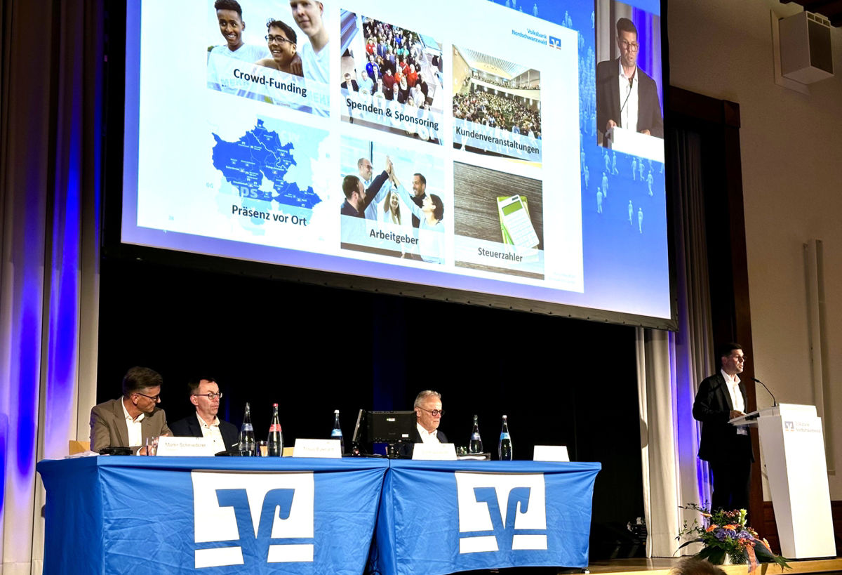 Vorstände und Aufsichtsratsvorsitzender bei Vertreterversammlung
