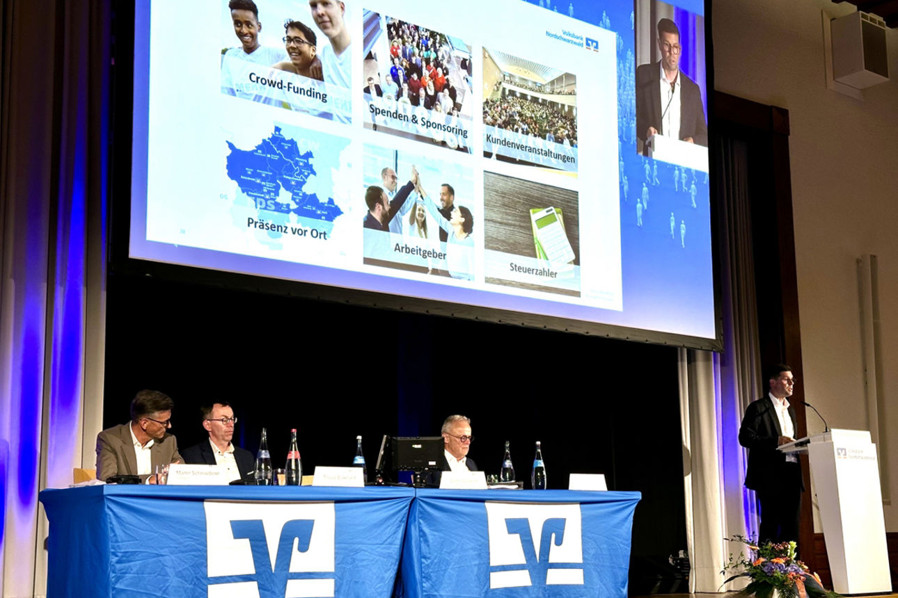 (von links) Martin Schmiederer, Tobias Burkhardt , Hans Kern, Stefan Waidelich (Rednerpult)