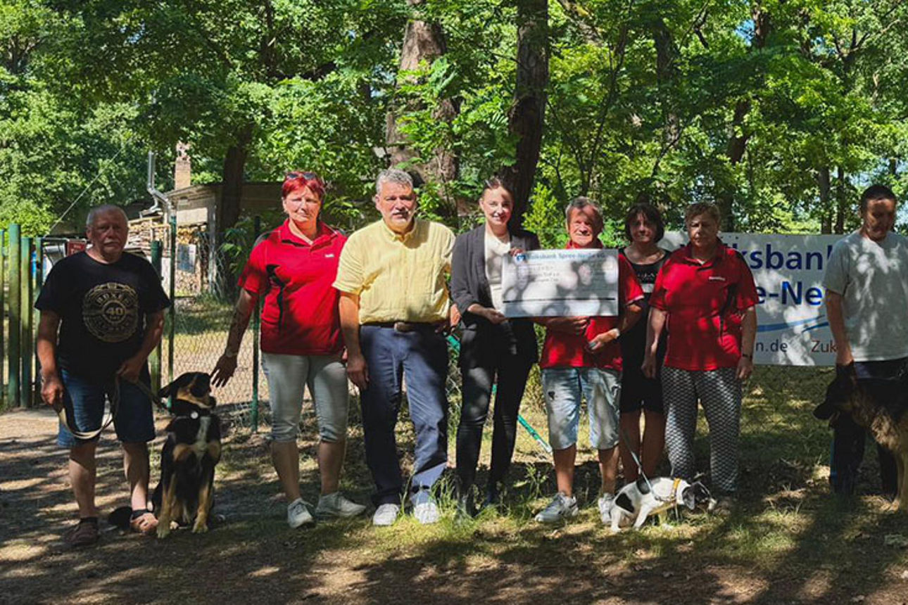 Mitglieder des Hundesportvereins Forst erhalten einen Scheck