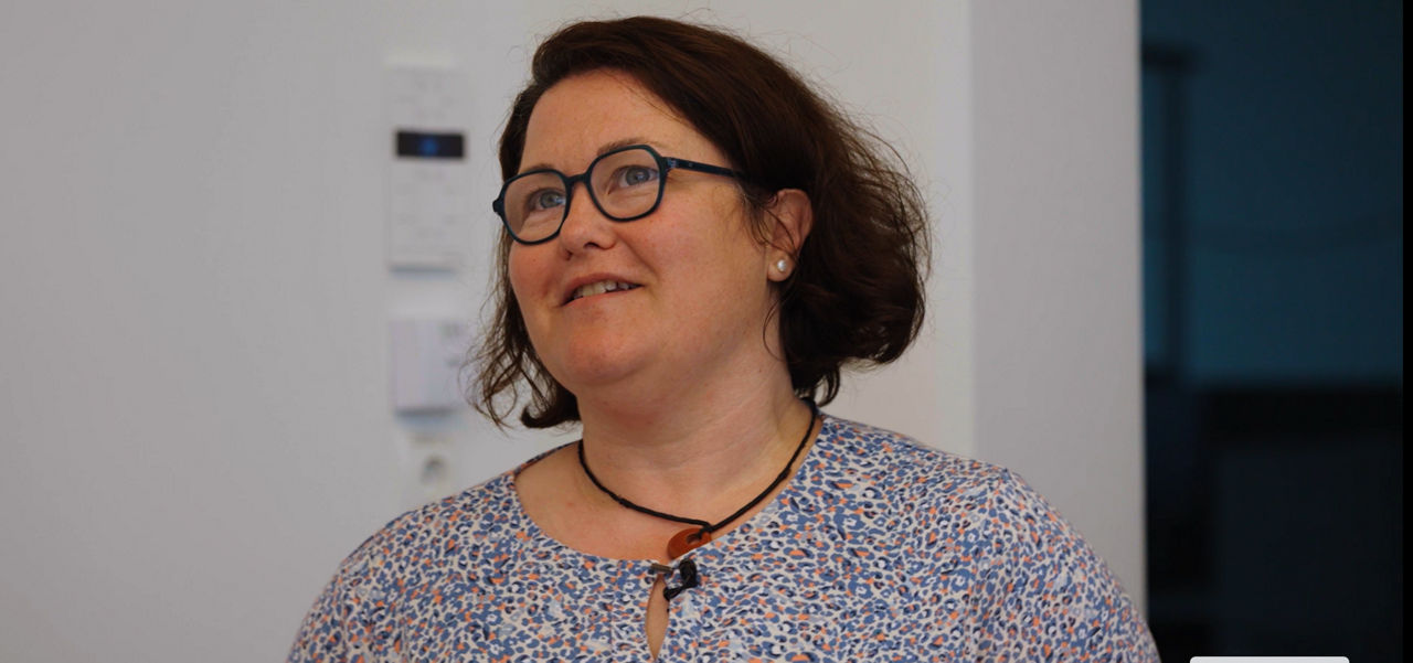 Eine Frau mit runder Brille