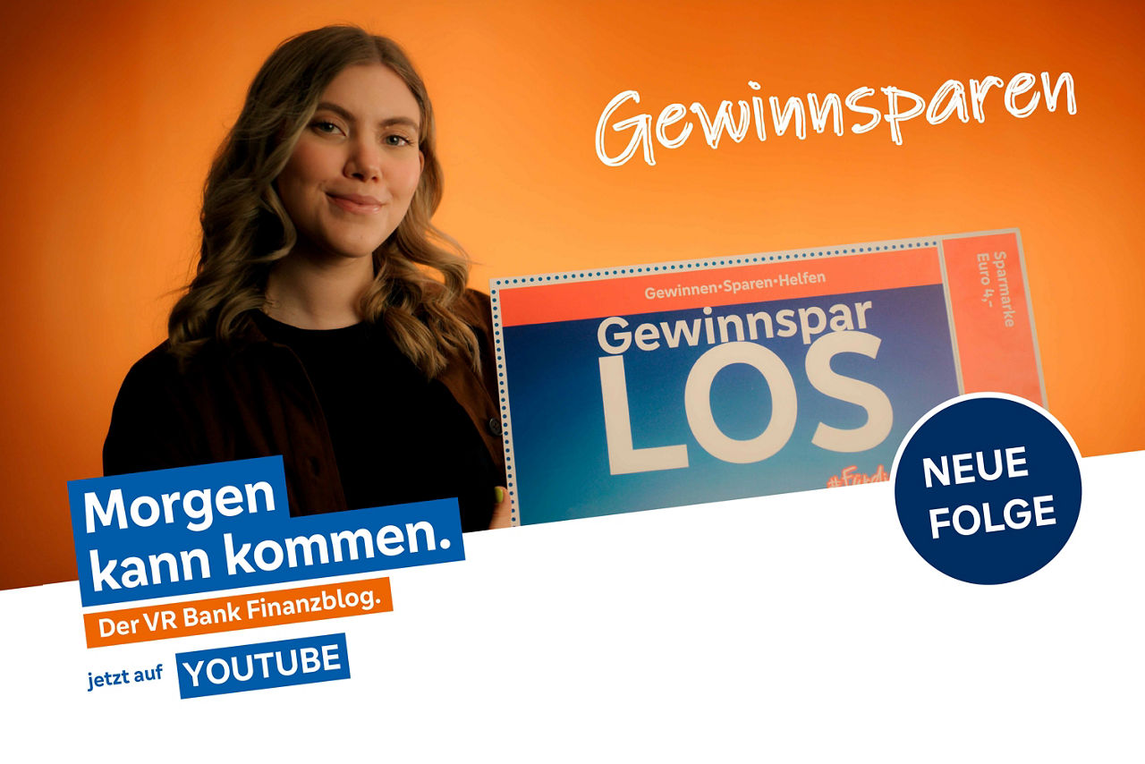 Frau mit blondem Haar hält ein Schild mit Aufschrift Gewinnsparlos hoch.