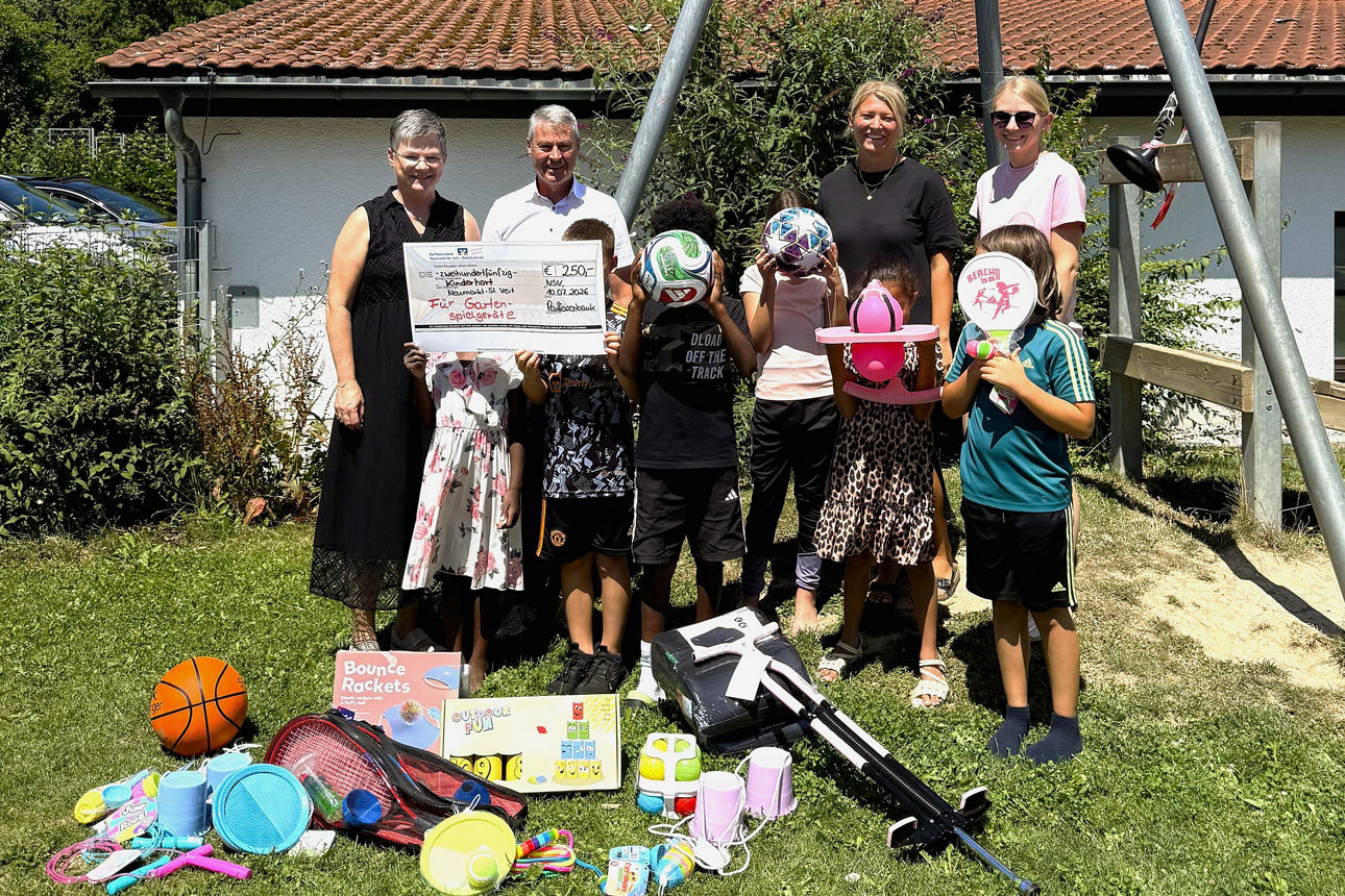 Spendenübergabe für den Kindergarten Neumarkt-St. Veit mit den neuen Spielgeräten und Vertretern der Bank.