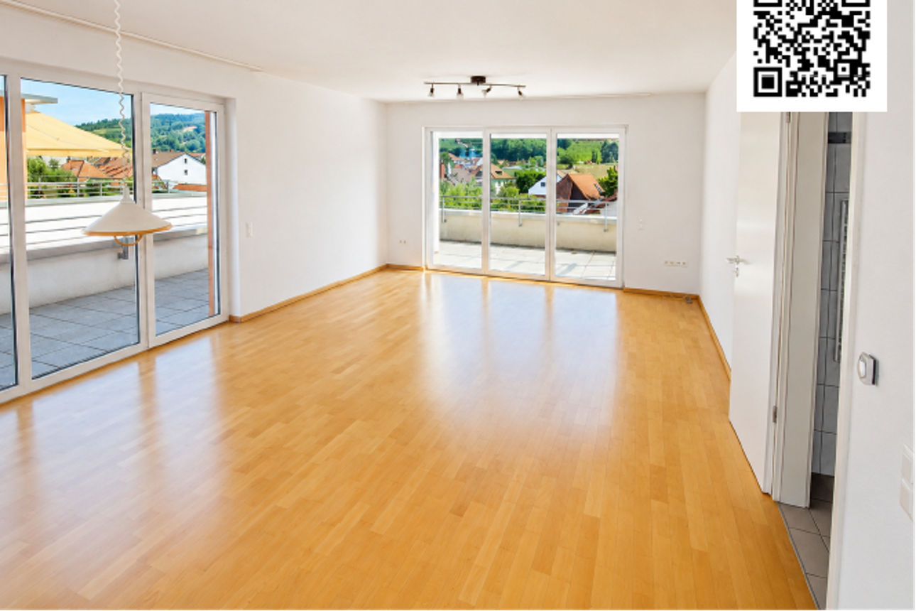 Bild von einem Wohnzimmer mit angrenzendem Balkon mit Holzboden
