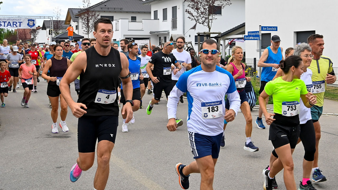 Bereichsleiter VR-FirmenkundenZentrum Peter Klemm beim Spendenlauf des FC Weil