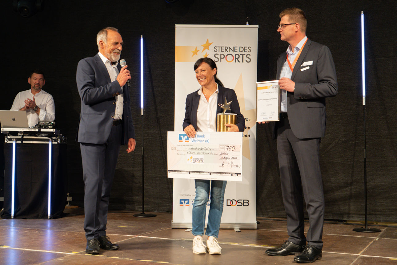 Vorstände zeichnen den 1. Cheer- und Fitnessclub mit dem "Großen Stern des Sports" in Bronze aus