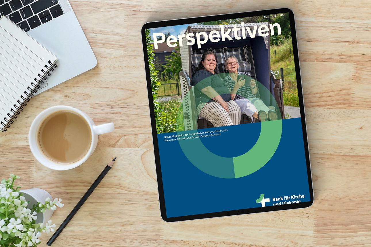 Tablet mit neuer Magazin-Ausgabe liegt auf Tisch