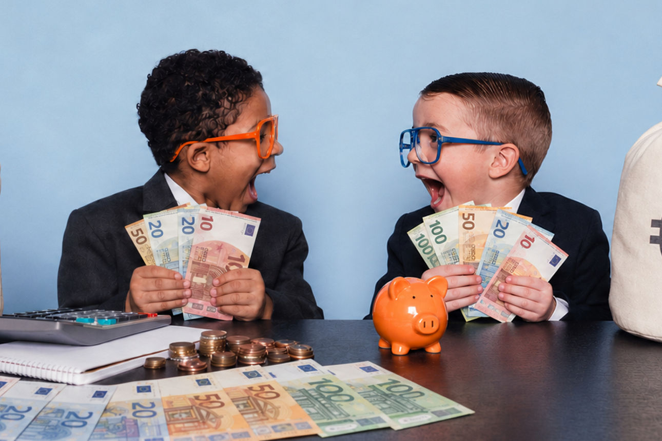 Zwei Jungs freuen sich über Geld und Spardosen, Sparwoche der Volksbank Nordschwarzwald