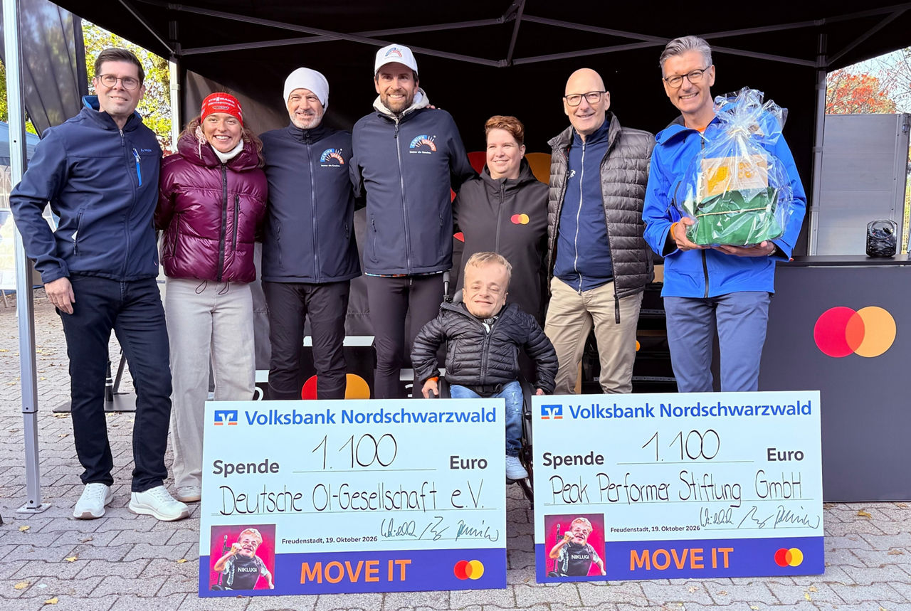 Spendenübergabe durch Niklas Luginsland, Volksbank Nordschwarzwald und MasterCard (Peak Performer und OI Gesellschaft, jeweil