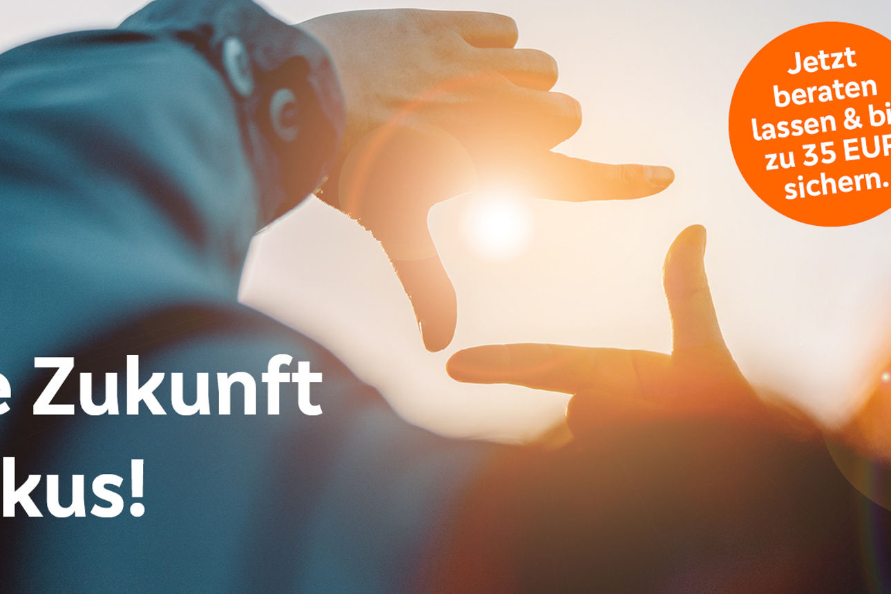 Frau umrahmt den Sonnenuntergang aus der Ferne mit ihren Fingern - GettyImages-1361496553