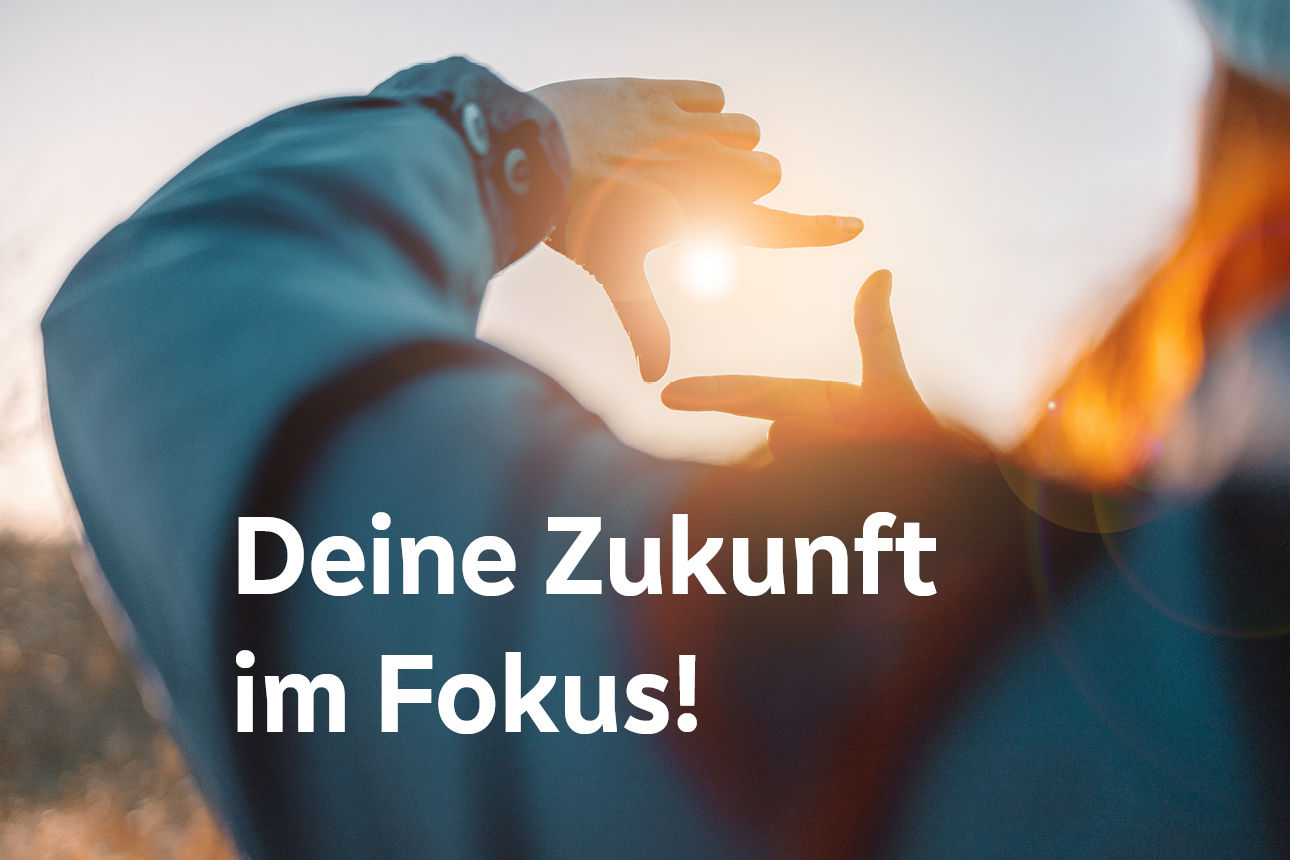 Hände umrahmen untergehende Sonne, GettyImages-1361496553, Zukunft im Fokus