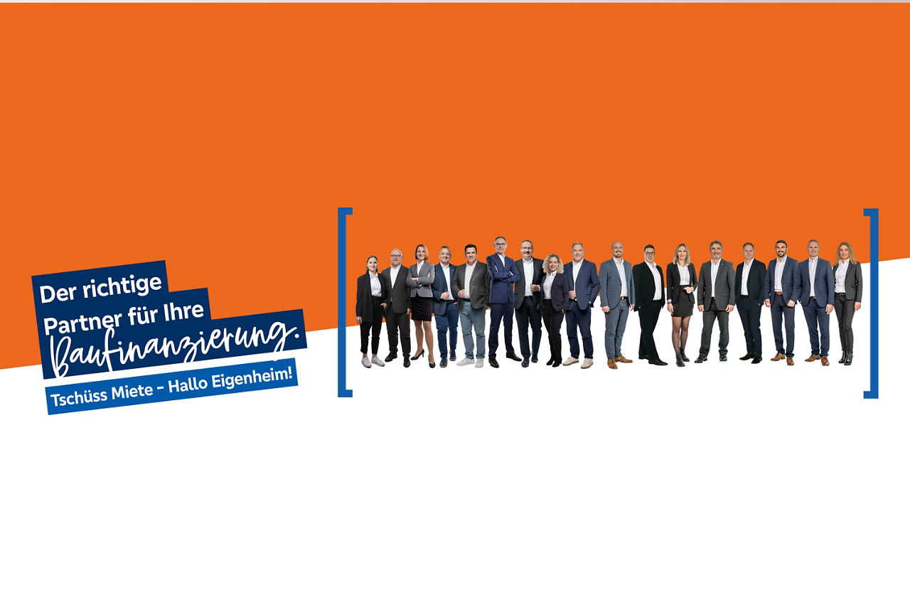 Die Mitarbeiter der Baufinanzierungsberatung stehen nebeneinander. Links ist der Text zu sehen "Der richtige Partner für Ihre Baufinanzierung"