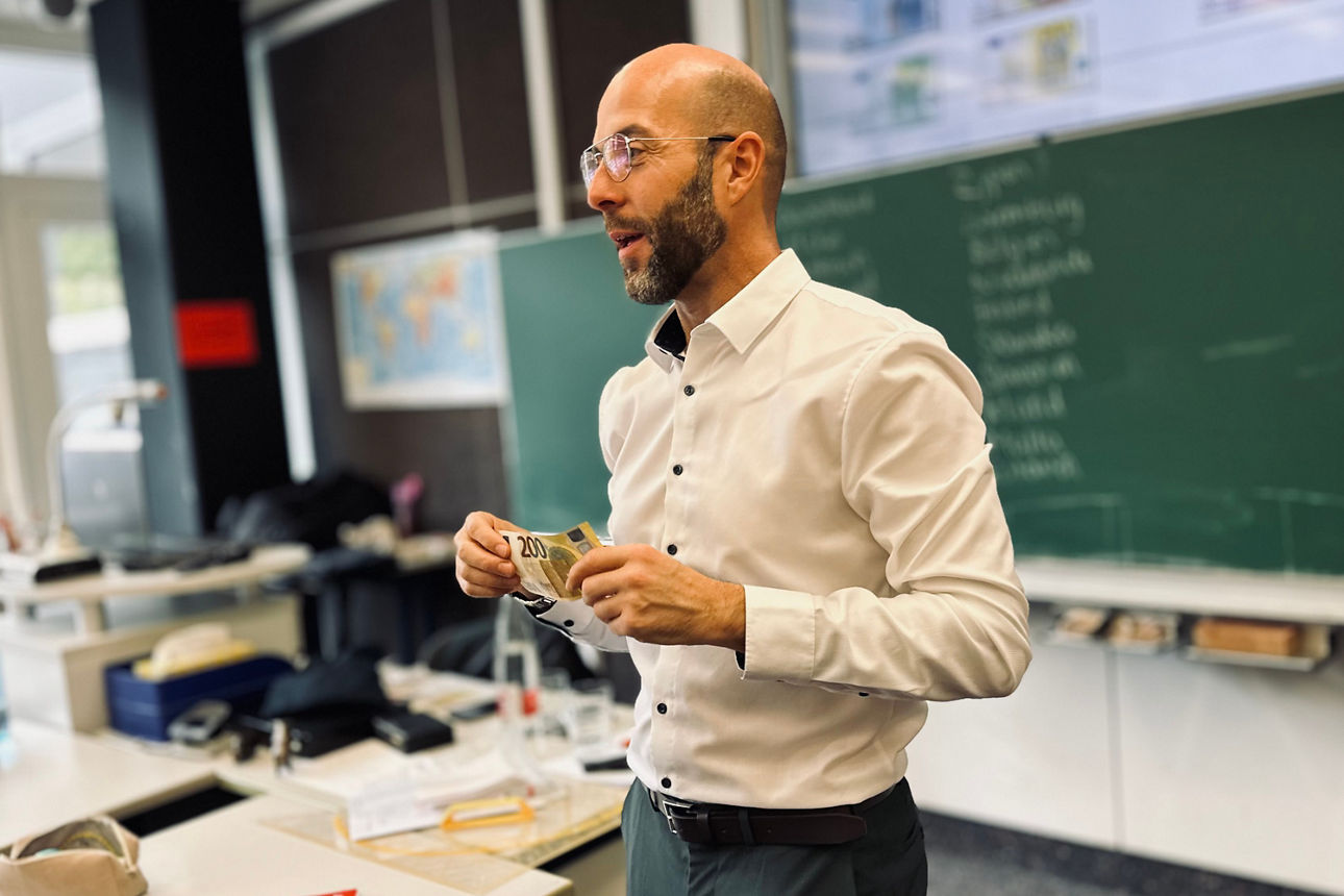 Bernd Günter beim Unterricht in der Schule