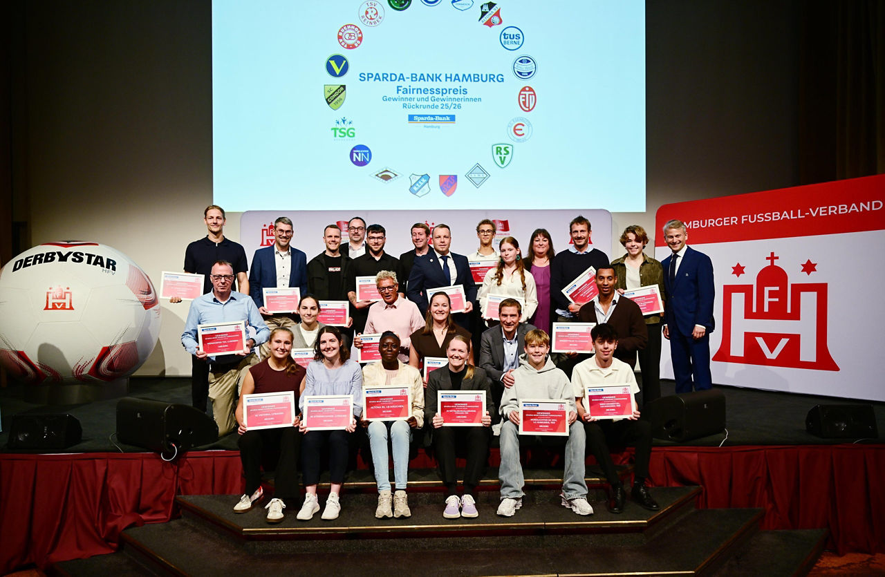 Symbolische Schecks werden an die Gewinner übergeben