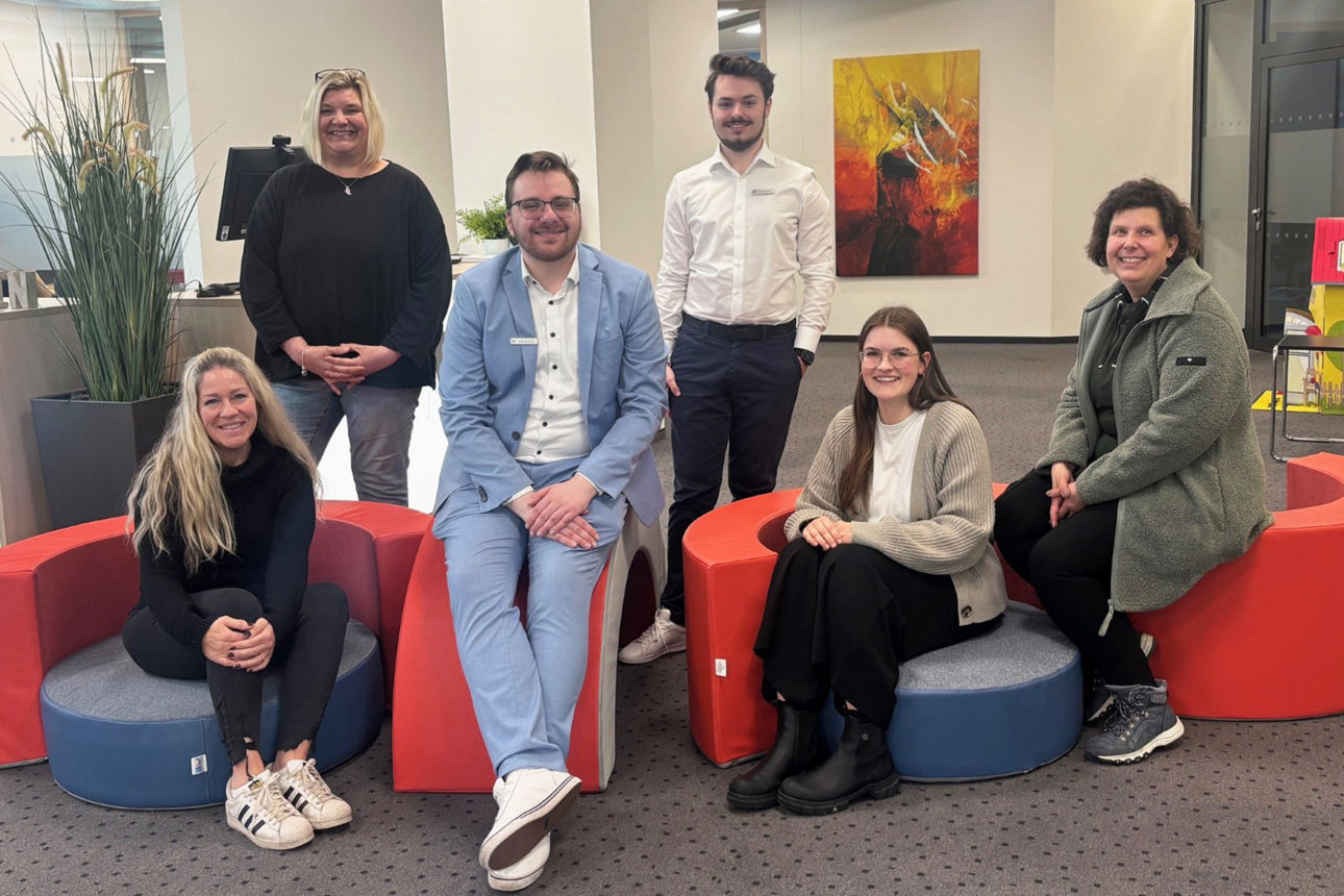 Gruppenfoto von der Übergabe der Hüpfpolster