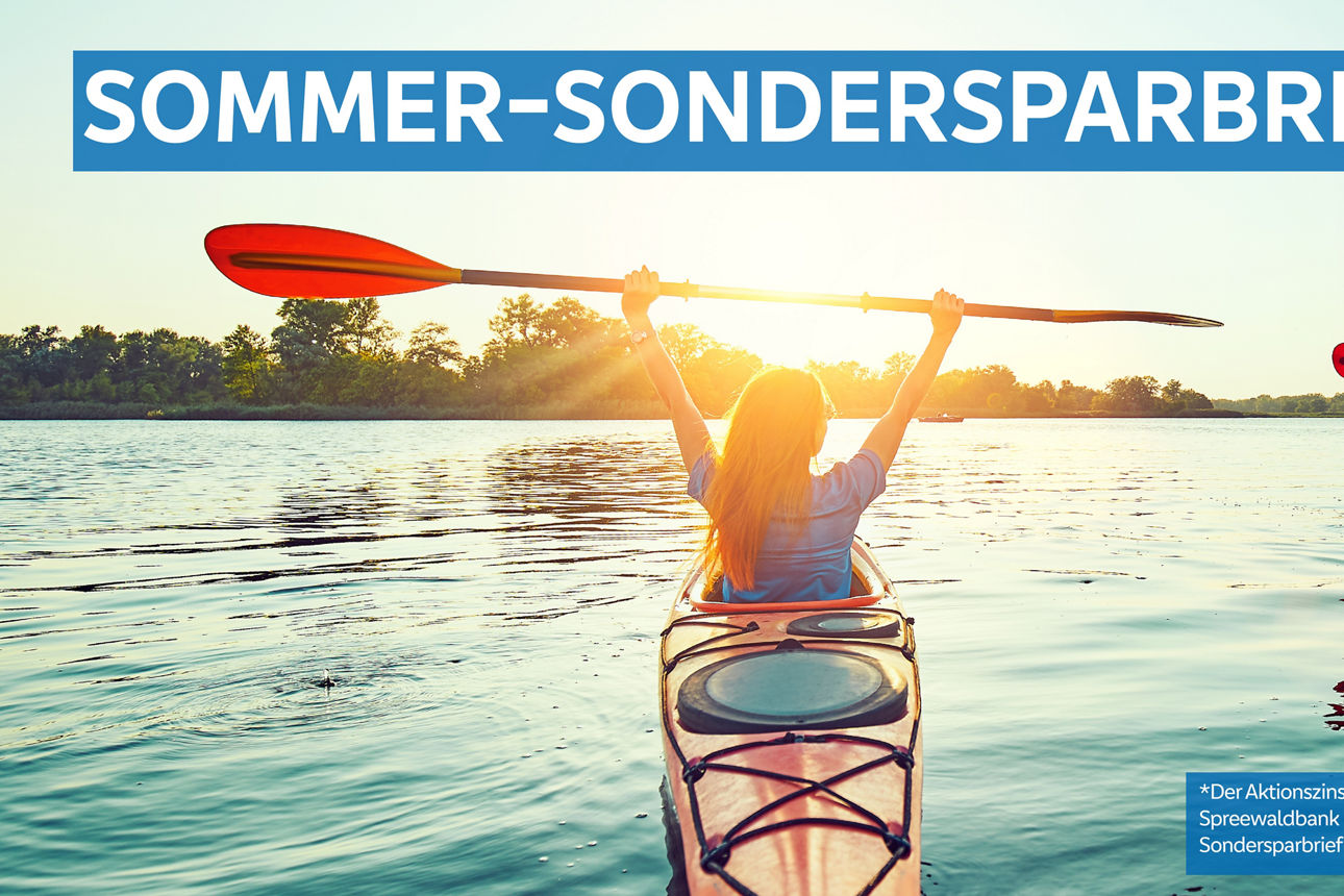 2 Paddelbotfahrer auf dem See halten Ihre Paddel hoch zum Sonnenaufgang