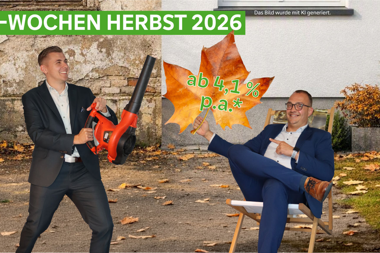 Baufi-Wochen Herbst 2026: Zwei Männer in Anzügen, Laubbläser, Liegestuhl und Hinweis auf 4,1 % p.a. in herbstlicher Szene