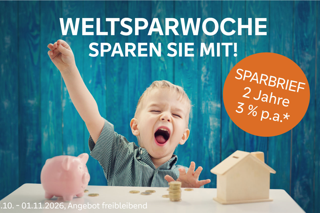 Eine Person sitzt an einem Tisch mit Sparschwein, Münzen und einem Modellhaus. Text im Bild: ‚Weltsparwoche – Sparen Sie mit!