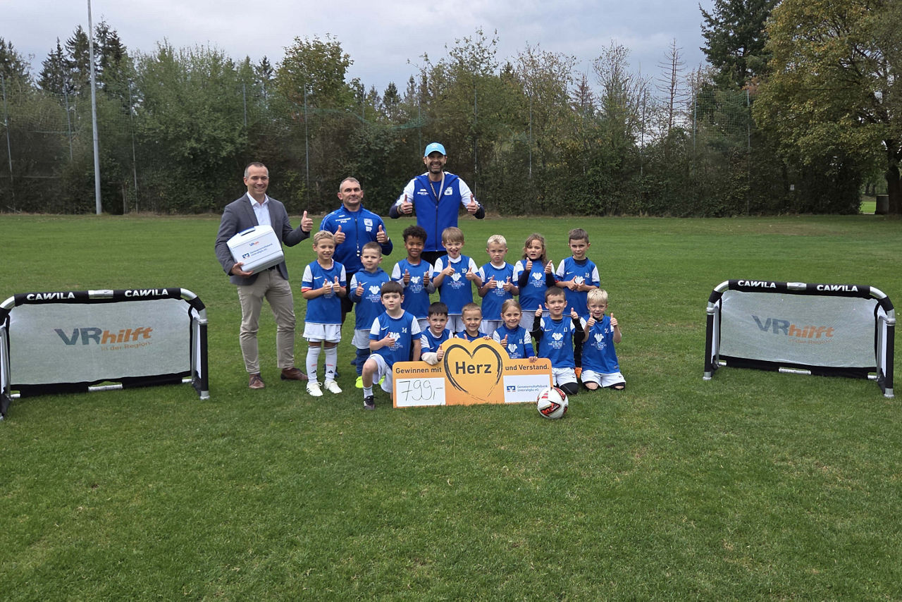 Gruppe von Kindern auf dem Fußballplatz mit Funino Toren