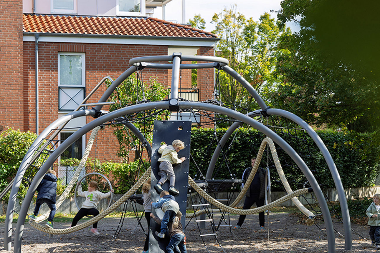 Kinder klettern auf einer Kletterpyramide