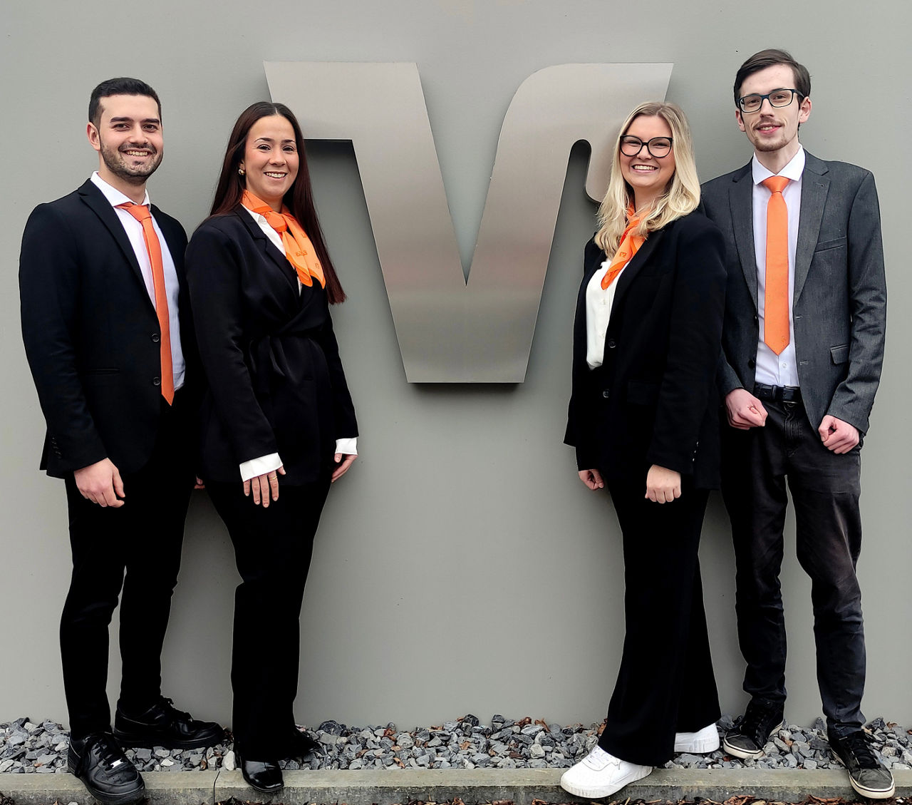 Die Auszubildenden Ekrem Kenar, Duygu Demirbilek, Mara Wruck und Jonas Laurs