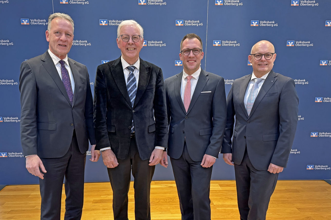 Vier Personen, drei Vorstände und der Aufsichtsratsvorsitzende der Volksbank Oberberg, stehen nebeneinander und präsentieren die Geschäftszahlen 2025: Ingo Stockhausen, Dr. Udo Meyer, Andreas Neumann und Jörn Richling.