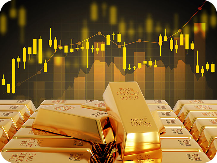 Goldbarren aufeinandergestapelt mit Kursverlauf-Grafik im Hintergrund