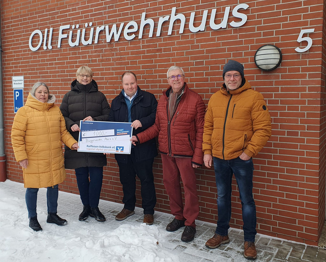 Fünf Personen vor dem Vereinsheim Marx