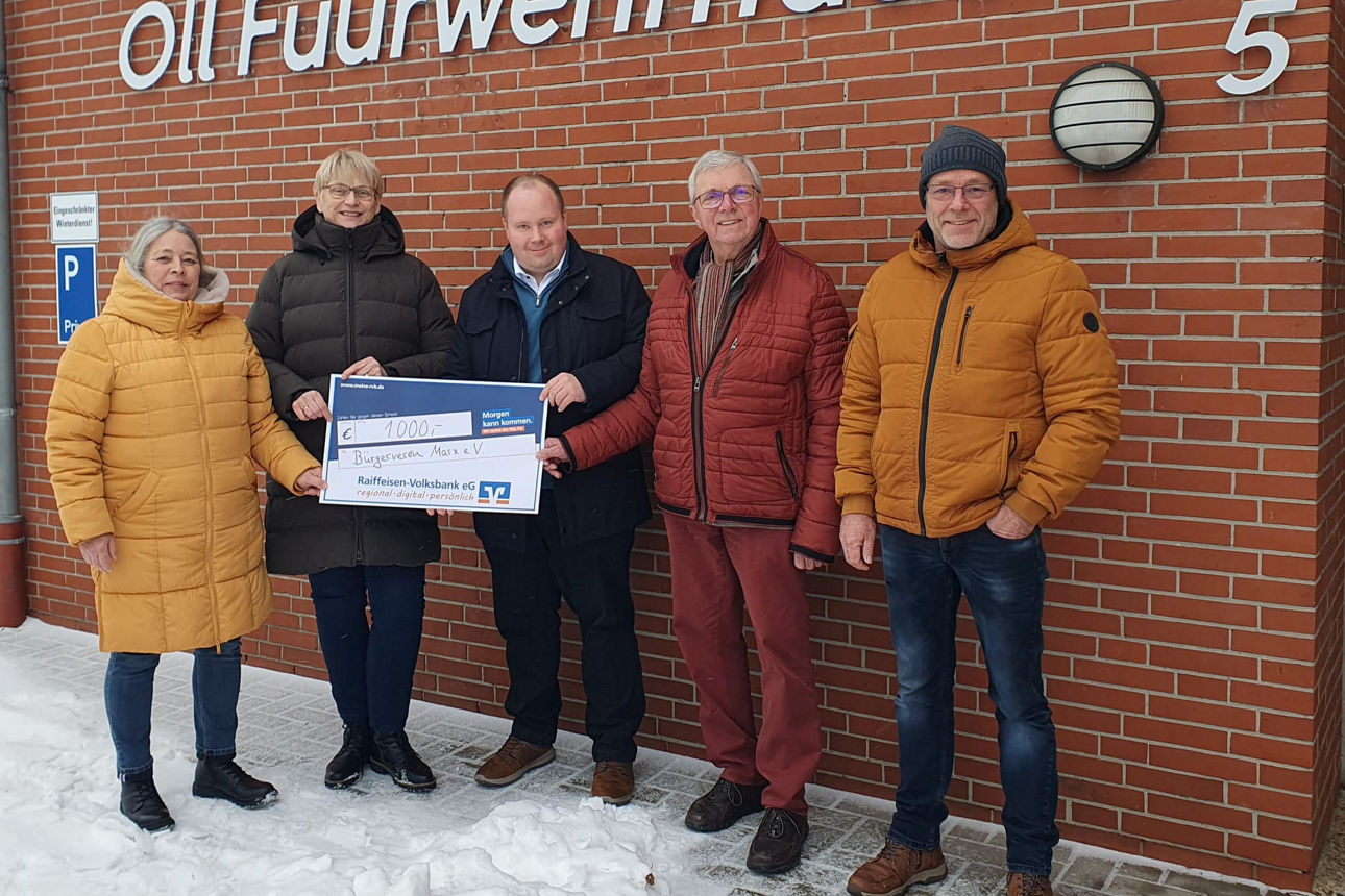 Fünf Personen bei symbolischer Scheckübergabe 