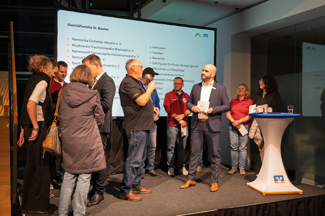 Bild der Spendenübergabe in der Schalterhalle Waldshut. 