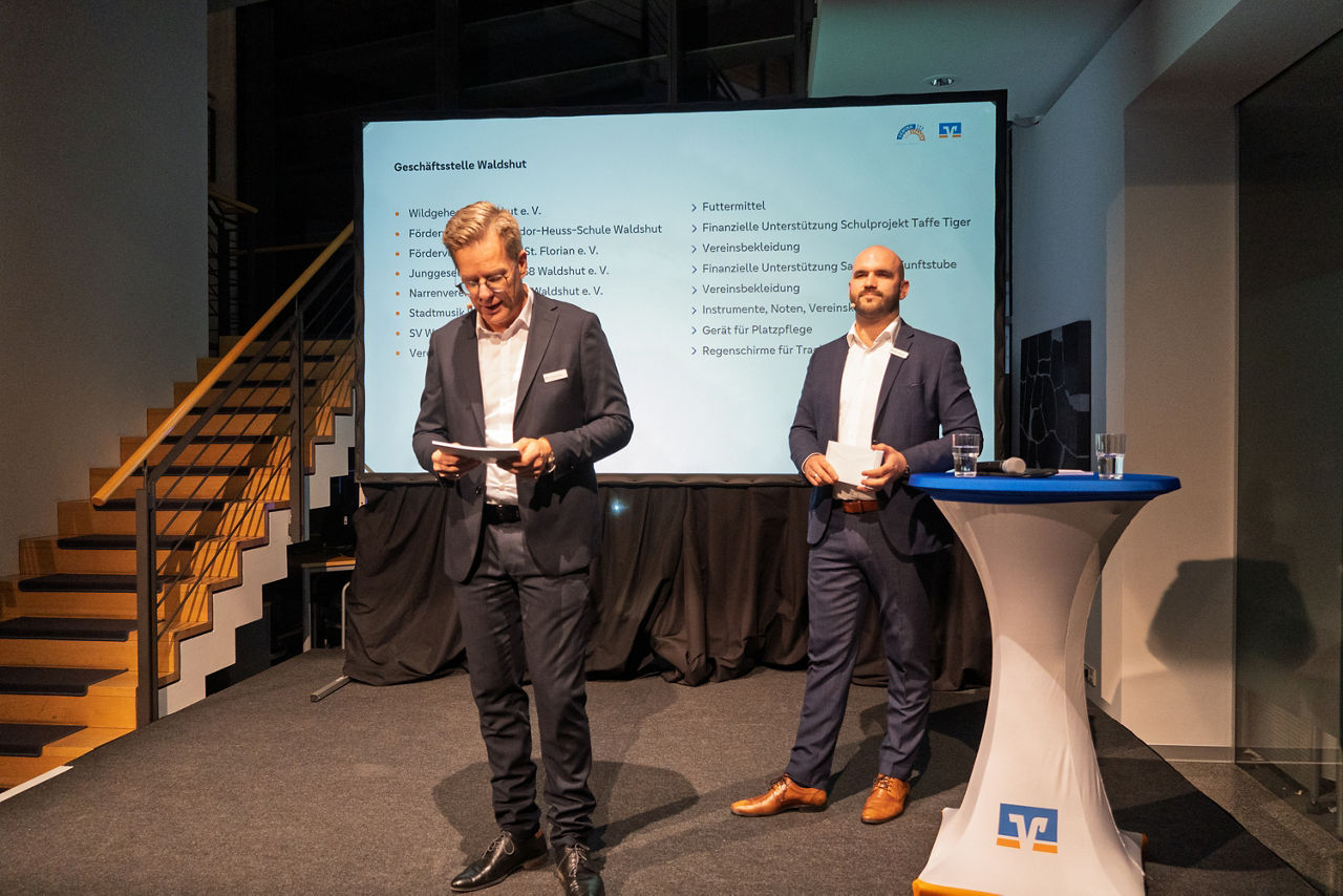 Bild der Spendenübergabe in der Schalterhalle Waldshut. 