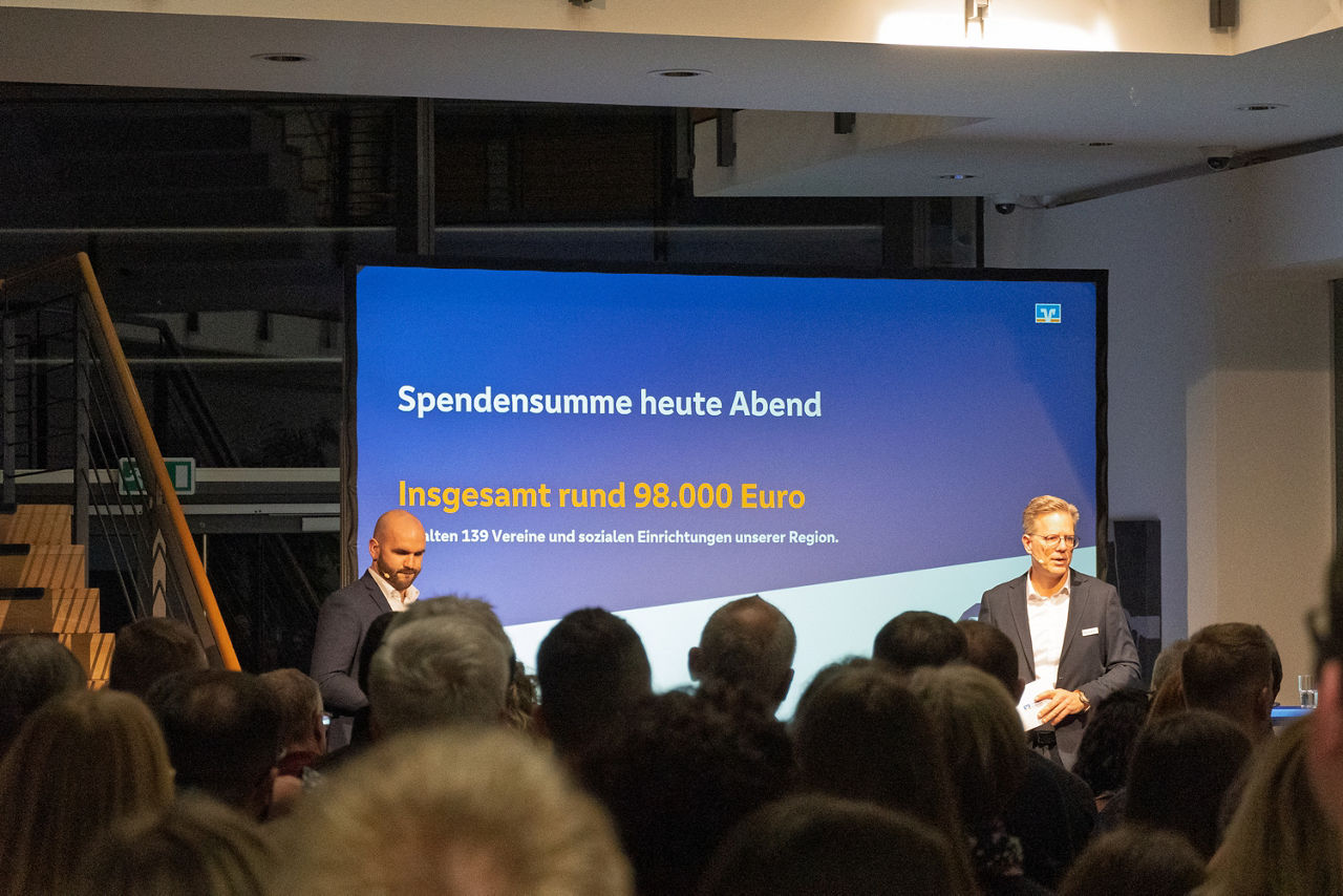 Bild der Spendenübergabe in der Schalterhalle Waldshut. 