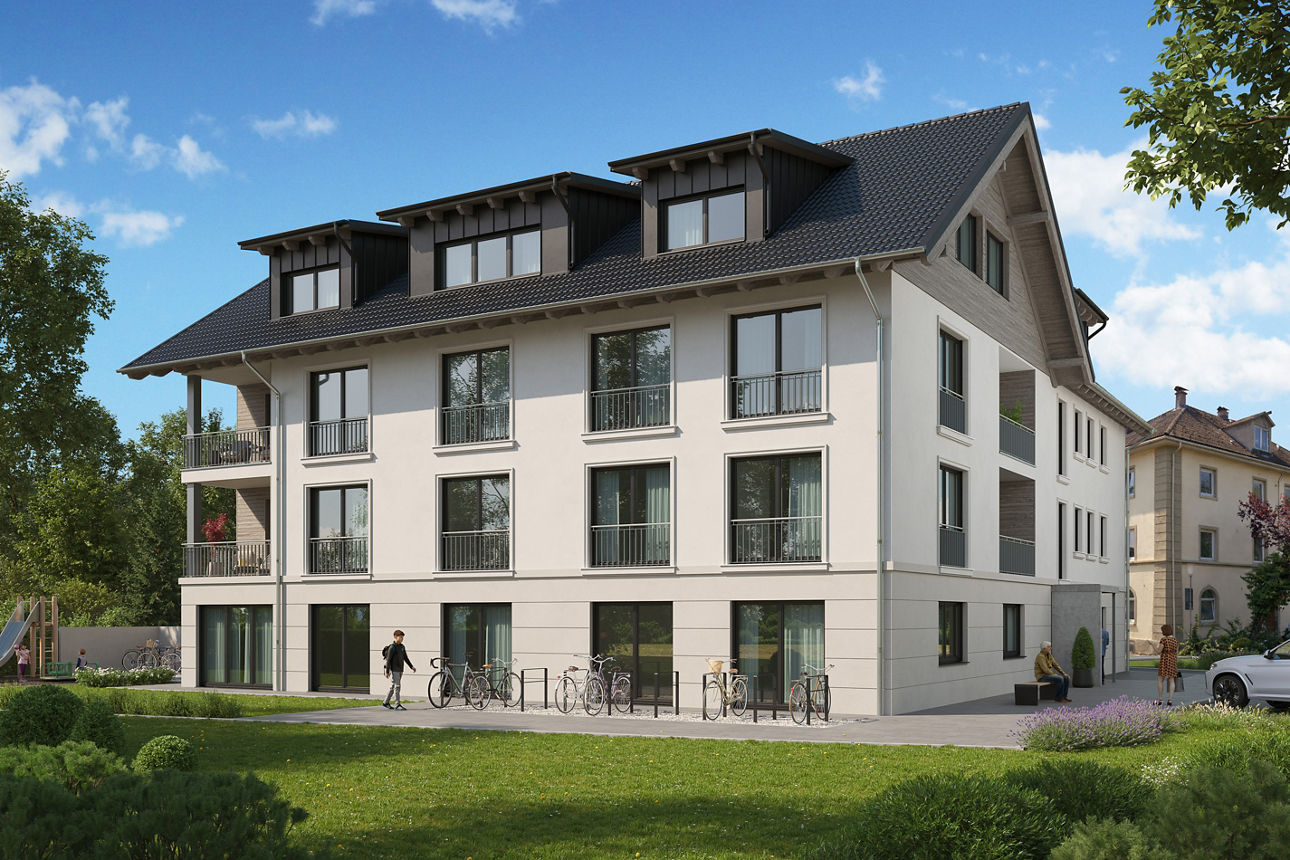 Rückansicht eines modernen, weißen Mehrfamilienhauses mit mehreren Balkonen, großem Garten und Solaranlage auf dem Dach unter